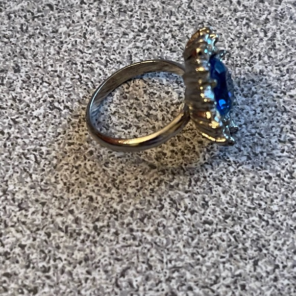 Vintage Blue Glass & Silver Toned Metal Ring Size 6.5 - Picture 9 of 13